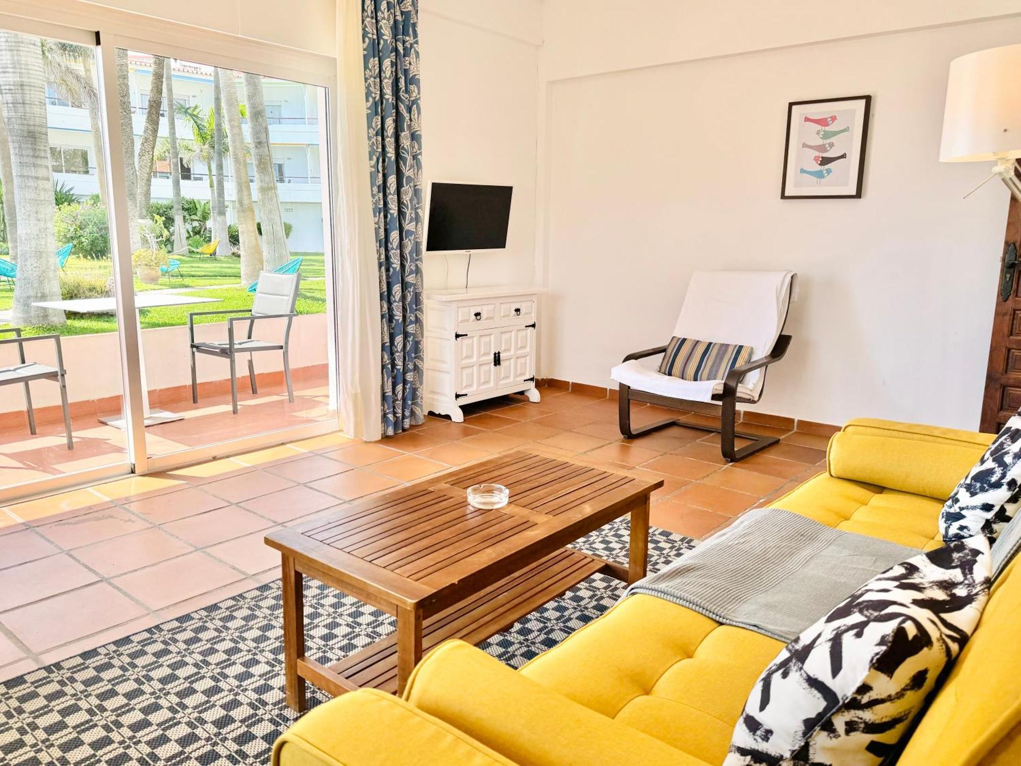 Apartamentos Playa Torrecilla Nerja Oda fotoğraf